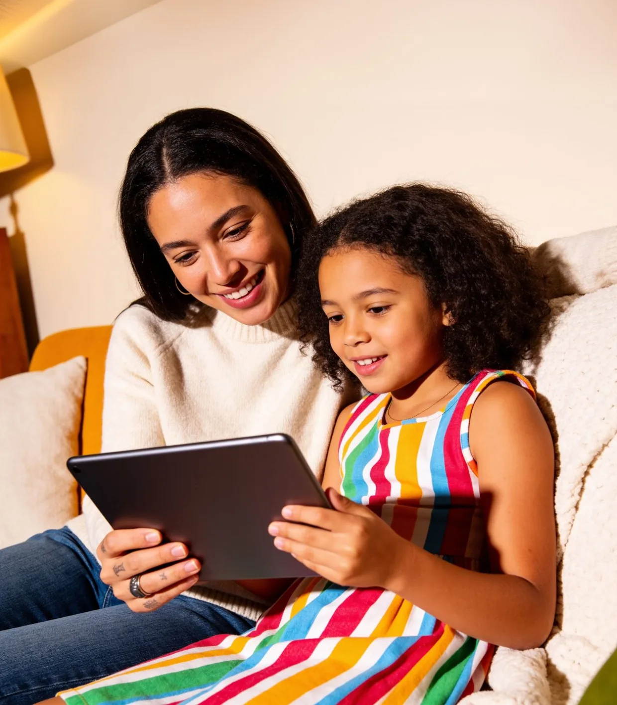 Moeder en dochter bekijken samen een tablet